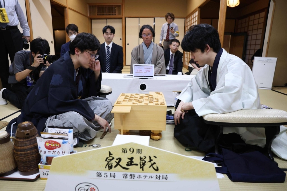 Sota Fujii (phải) và Takumi Ito (trái) trong trận đấu tranh danh hiệu Eio diễn ra ở thành phố Kofu, tỉnh Yamanashi ky-thu-fujii-va-ito